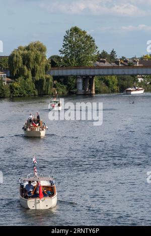 River Thames, Staines, Surrey, England, Vereinigtes Königreich, September 2023. Die 28. Jährliche Veterans Cruise fand am Wochenende statt. Die Veranstaltung wird von der Association of Dunkirk Little Ships (ADLS) organisiert und begrüßt einige der letzten Veteranen der Operation Dynamo, Normandie Veterans, Chelsea Pensioners, Far East Prisoners of war, Ladies, die während des Zweiten Weltkriegs in den WRENS dienten, und Küstenstreitkräfte Veterans. Die Flotte verließ Penton Hook Marina in Chertsey, fuhr nach Staines-upon-Thames, drehte sich um und ging zurück. Stockfoto