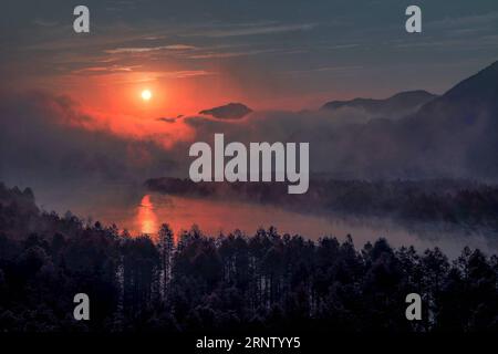 (171125) -- NINGGUO, 25. November 2017 -- Foto aufgenommen am 24. November 2017 zeigt die Landschaft von Mammutbäumen während des Sonnenaufgangs in der Gemeinde Fangtang der Stadt Ningguo, ostchinesische Provinz Anhui. )(wsw) CHINA-ANHUI-REDWOOD-LANDSCHAFT (CN) ShuixCongze PUBLICATIONxNOTxINxCHN Stockfoto