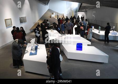 (171125) -- HANGZHOU, 25. November 2017 -- Besucher besichtigen eine Ausstellung in der Xiangshan Central Campus of China Academy of Art in Hangzhou, ostchinesische Provinz Zhejiang, 25. November 2017. Objekt des Lichts, eine Ausstellung zeitgenössischer Glaskunst, die hier am Samstag eröffnet wurde und rund 90 Kunstwerke von etwa 30 Künstlern aus dem in- und Ausland hervorhebt. (LB) CHINA-ZHEJIANG-HANGZHOU-GLASS-EXHIBITION (CN) HuangxZongzhi PUBLICATIONxNOTxINxCHN Stockfoto