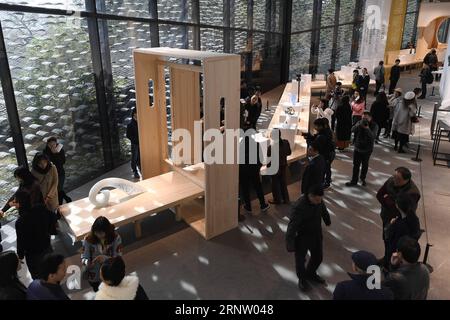 (171125) -- HANGZHOU, 25. November 2017 -- Besucher besichtigen eine Ausstellung in der Xiangshan Central Campus of China Academy of Art in Hangzhou, Ostchinesische Provinz Zhejiang, 25. November 2017. Objekt des Lichts, eine Ausstellung zeitgenössischer Glaskunst, die hier am Samstag eröffnet wurde und rund 90 Kunstwerke von etwa 30 Künstlern aus dem in- und Ausland hervorhebt. (LB) CHINA-ZHEJIANG-HANGZHOU-GLASS-EXHIBITION (CN) HuangxZongzhi PUBLICATIONxNOTxINxCHN Stockfoto