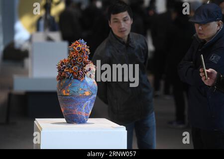 (171125) -- HANGZHOU, 25. November 2017 -- Besucher sehen sich eine Ausstellung Summer Amulet Basket bei einer Ausstellung in Xiangshan Central Campus of China Academy of Art in Hangzhou, Ostchinesische Provinz Zhejiang, 25. November 2017 an. Objekt des Lichts, eine Ausstellung zeitgenössischer Glaskunst, die hier am Samstag eröffnet wurde und rund 90 Kunstwerke von etwa 30 Künstlern aus dem in- und Ausland hervorhebt. (LB) CHINA-ZHEJIANG-HANGZHOU-GLASS-EXHIBITION (CN) HuangxZongzhi PUBLICATIONxNOTxINxCHN Stockfoto