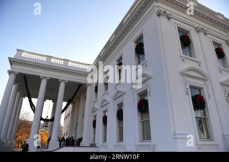 (171127) -- WASHINGTON, 27. November 2017 -- Ornamente an der Außenseite des Weißen Hauses werden am 27. November 2017 in Washington D.C., den Vereinigten Staaten, gesehen. Rund 150 Freiwillige aus 29 staaten verbrachten mehr als 1.600 Stunden damit, die Dekorationen, darunter 53 Weihnachtsbäume und mehr als 12.000 Ornamente, fertigzustellen. Es wird erwartet, dass 25.000 Besucher das Weiße Haus zu den Weihnachtsfeiertagen besichtigen. ) U.S.-WASHINGTON D.C.-WEISSE HAUS-URLAUB DEKORATION YINXBOGU PUBLICATIONXNOTXINXCHN Stockfoto