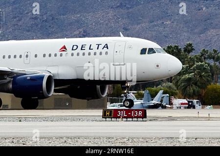 Palm Springs, Kalifornien, USA. Januar 2015 31. Ein Airbus A319-Passagierflugzeug von Delta Airlines mit Abflug Palm Springs Cakifornia. (Bild: © Ian L. Sitren/ZUMA Press Wire) NUR REDAKTIONELLE VERWENDUNG! Nicht für kommerzielle ZWECKE! Stockfoto