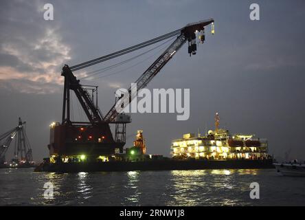 (171128) -- GUANGZHOU, 28. November 2017 -- Rettungskräfte arbeiten am Unfallort, an dem ein Frachtschiff vor der Küste der südchinesischen Provinz Guangdong am 28. November 2017 versank. Sieben Besatzungsmitglieder wurden von einem Frachtschiff gerettet, das am Montag vor der Küste von Guangdong versank, sagten die lokalen Behörden am Dienstag. Die Rettungskräfte versuchen, weitere fünf zu erreichen. Zwölf Besatzungsmitglieder wurden vermisst, nachdem ein Großschiff mit 5.000 Tonnen Sand im Meer nahe der Mündung des Pearl River versank, nachdem es am frühen Montag mit einem anderen Schiff kollidierte. (Zkr) CHINA-GUANGDONG-SHIPS-COLLISION-RESCUE (CN) LuxHanxin PUBLICATIONxNOTxIN Stockfoto