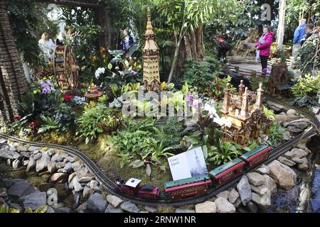 (171128) -- NEW YORK, 28. November 2017 -- Ein Modellzug fährt am 28. November 2017 an einem Modell von New Yorks Coney Island während der Holiday Train Show im New York Botanical Garden in New York, USA vorbei. Die Holiday Train Show ist vom 22. November 2017 bis 15. Januar 2018 für die Öffentlichkeit geöffnet und zeigt rund 150 New Yorker Sehenswürdigkeiten aus Werksteilen und großformatigen Modelleisenbahnen. US-NEW YORK-ZUGSHOW WangxYing PUBLICATIONxNOTxINxCHN Stockfoto