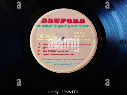 Foto Nahaufnahme eines Zentrums-Labels auf einem Original-1979-Pressing einer lang spielenden LP-Vinyl-Disc, die allmählich Tornado von Bill Bruford macht Stockfoto