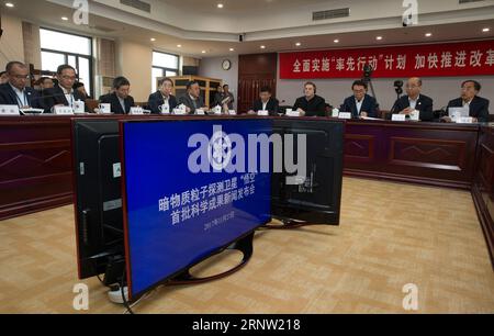 (171130) -- PEKING, 30. November 2017 -- Foto vom 27. November 2017 zeigt eine Pressekonferenz, die in der Chinesischen Akademie der Wissenschaften (CAS) über die Ergebnisse des Dark Matter Particle Explorers (DAMPE) in Peking, der Hauptstadt Chinas, abgehalten wurde. Chinas DAMPE hat bei der Messung hochenergetischer kosmischer Strahlung unerwartete und geheimnisvolle Signale entdeckt, die die Wissenschaftler einem Schritt näher bringen könnten, Licht auf unsichtbare dunkle Materie zu werfen. Der Satellit, auch Wukong oder Monkey King genannt, hat mehr als 3,5 Milliarden kosmische Strahlungspartikel mit der höchsten Energie von bis zu 100 Tera-Elektronen-Volt (TeV) gemessen Stockfoto