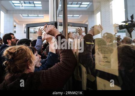 (171129) -- ATHEN, 29. November 2017 -- Demonstranten fordern, in einen Gerichtssaal zu gehen, in dem am 29. November 2017 in Athen, Griechenland, Auktionen von Zwangsvollstreckungen stattfinden. Die Auktionen von abgeschotteten Immobilien in Griechenland wurden am Mittwoch sowohl vor den örtlichen Gerichten als auch über die neu eingeführte Plattform elektronischer Auktionen wieder aufgenommen, während es in Athen und Thessaloniki zu Zusammenstößen zwischen Demonstranten und der Polizei kam. ) GRIECHENLAND-ATHEN-ZWANGSVOLLSTRECKUNG IMMOBILIEN-AUKTIONEN-PROTEST LEFTERISXPARTSALIS PUBLICATIONXNOTXINXCHN Stockfoto