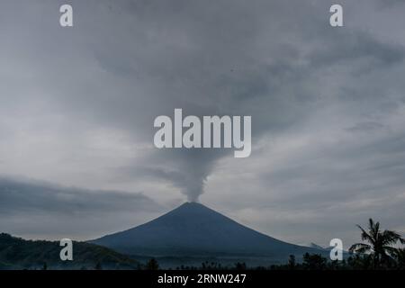 (171130) -- BALI, 30. November 2017 -- der Berg Agung spuckt vulkanische Asche, wie sie in Amed im Bezirk Karangasem, Bali, Indonesien, 30. November 2017 gesehen wurde. ) (Zxj) INDONESIEN-BALI-MOUNT AGUNG ERUPTION VerixSanovri PUBLICATIONxNOTxINxCHN Stockfoto