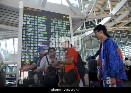 (171130) -- BALI, 30. Nov. 2017 -- Touristen laufen am Abflug-Riesenschirm am Ngurah Rai International Airport in Denpasar, Bali, Indonesien, Nov. 30 vorbei. 2017. Das indonesische Verkehrsministerium hat am Mittwoch beschlossen, den Betrieb des internationalen Flughafens Ngurah Rai auf der Insel Bali nach dreitägiger Schließung wieder aufzunehmen, da die Flugwarnung, die durch den Vulkanausbruch ausgelöst wurde, um eine Stufe von der höchsten abgesenkt wurde, sagte ein Beamter. ) (gj) INDONESIA-BALI-AIRPORT Zulkarnain PUBLICATIONxNOTxINxCHN Stockfoto