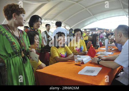 (171130) -- BALI, 30. November 2017 -- Chinesische Touristen erhalten Informationen vom Generalkonsulat von China am Ngurah Rai Flughafen in Denpasar, Bali, Indonesien, November 30. 2017. Zwei große chinesische staatliche Fluggesellschaften schickten am Mittwochabend Flüge, um mehr als 2.700 chinesische Touristen zu holen, die nach einem Vulkanausbruch in Bali, Indonesien, gestrandet waren. )(gj) INDONESIA-BALI-CHINESE TOURIST-AIRPORT Zulkarnain PUBLICATIONxNOTxINxCHN Stockfoto