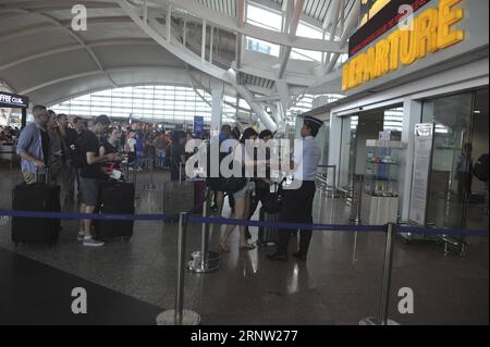 (171130) -- BALI, 30. November 2017 -- Touristen stehen für die Dokumentenkontrolle am Ngurah Rai International Airport in Denpasar, Bali, Indonesien, November 30 an. 2017. Das indonesische Verkehrsministerium hat am Mittwoch beschlossen, den Betrieb des internationalen Flughafens Ngurah Rai auf der Insel Bali nach dreitägiger Schließung wieder aufzunehmen, da die Flugwarnung, die durch den Vulkanausbruch ausgelöst wurde, um eine Stufe von der höchsten abgesenkt wurde, sagte ein Beamter. ) (gj) INDONESIA-BALI-AIRPORT Zulkarnain PUBLICATIONxNOTxINxCHN Stockfoto