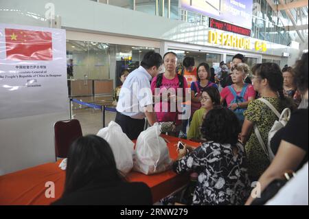 (171130) -- BALI, 30. November 2017 -- Chinesische Touristen erhalten Informationen vom Generalkonsulat von China am Ngurah Rai Flughafen in Denpasar, Bali, Indonesien, November 30. 2017. Zwei große chinesische staatliche Fluggesellschaften schickten am Mittwochabend Flüge, um mehr als 2.700 chinesische Touristen zu holen, die nach einem Vulkanausbruch in Bali, Indonesien, gestrandet waren. )(gj) INDONESIA-BALI-CHINESE TOURIST-AIRPORT Zulkarnain PUBLICATIONxNOTxINxCHN Stockfoto