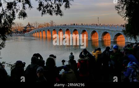 (171130) -- PEKING, 30. Nov. 2017 -- Foto aufgenommen am 29. Nov. 2017 zeigt Dämmerung durch die siebzehn Bogenbrücke im Sommerpalast in Peking, der Hauptstadt Chinas. ) (wf) CHINA-BEIJING-SUMMER PALACE (CN) LiuxXianguo PUBLICATIONxNOTxINxCHN Stockfoto