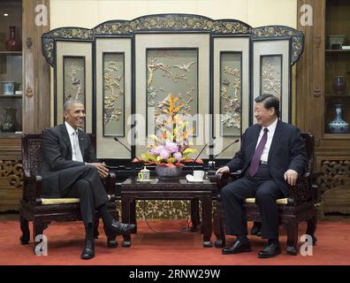 (171130) -- PEKING, 30. November 2017 -- der chinesische Präsident Xi Jinping (R) trifft sich mit dem ehemaligen US-Präsidenten Barack Obama in Peking, der Hauptstadt Chinas, am 29. November 2017. ) (Zkr) CHINA-PEKING-XI JINPING-OBAMA-MEETING(CN) LixXueren PUBLICATIONxNOTxINxCHN Stockfoto