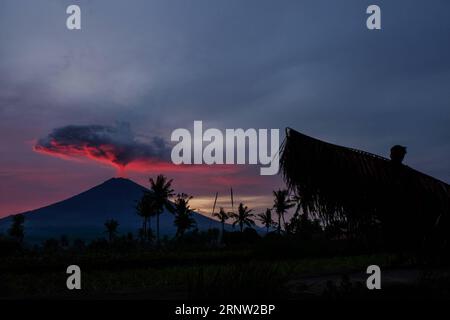 (171130) -- BALI, 30. November 2017 -- der Berg Agung spuckt vulkanische Asche im Dorf Amed, Bezirk Karangasem, Bali, Indonesien, 30. November, 2017. ) (whw) INDONESIEN-BALI-VULKAN VerixSanovri PUBLICATIONxNOTxINxCHN Stockfoto