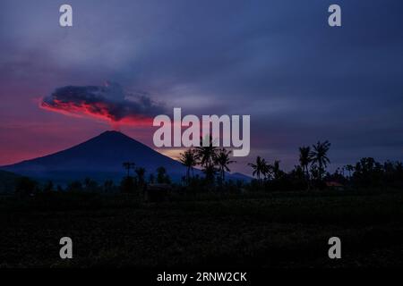 (171130) -- BALI, 30. November 2017 -- der Berg Agung spuckt vulkanische Asche im Dorf Amed, Bezirk Karangasem, Bali, Indonesien, 30. November, 2017. ) (whw) INDONESIEN-BALI-VULKAN VerixSanovri PUBLICATIONxNOTxINxCHN Stockfoto