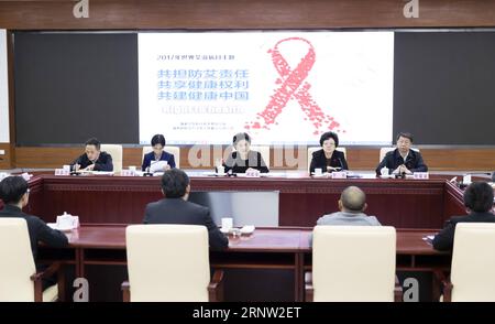 (171130) -- PEKING, 30. November 2017 -- der chinesische Vize-Premier Liu Yandong (C-Heck) leitet ein Symposium über Aids-Prävention und -Behandlung in Peking, Hauptstadt Chinas, 30. November 2017. ) (ZKR) CHINA-BEIJING-LIU YANDONG-WORLD AIDS DAY-SYMPOSIUM(CN) DINGXHAITAO PUBLICATIONXNOTXINXCHN Stockfoto