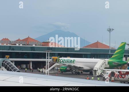 (171130) -- BALI, 30. November 2017 -- Foto aufgenommen am 30. November 2017 zeigt den Vulkan Mount Agung und den internationalen Flughafen Ngurah Rai in Bali, Indonesien. Das indonesische Verkehrsministerium schloss am Donnerstag erneut den internationalen Flughafen in Lombok in der Provinz West Nusa Tenggara wegen der Auswirkungen von Vulkanasche vom Vulkan Mount Agung auf der nahe gelegenen Insel Bali, sagte ein hochrangiger Regierungsbeamter. (zf) INDONESIEN-BALI-VULKANAUSBRUCH DuxYu PUBLICATIONxNOTxINxCHN Stockfoto