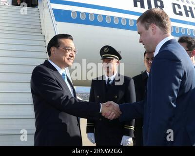 (171130) -- SOTSCHI, 30. November 2017 -- der chinesische Ministerpräsident Li Keqiang (L) trifft am 30. November 2017 in Sotschi, Russland, zum 16. Treffen des Rates der Regierungschefs der Shanghai Cooperation Organization (SCO) (Premierminister) ein. ) (Xzy) RUSSIA-SOTSCHI-CHINA-LI KEQIANG-SCO MEETING-ARRIVAL JuxPeng PUBLICATIONxNOTxINxCHN Stockfoto