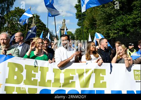 Edinburgh, Schottland, Großbritannien. September 2023. März und Rallye für ein unabhängiges Schottland in der EU, ein marsch die Royal Mile hinunter zum schottischen parlament in Holyrood, gefolgt von einer Rallye mit Gastrednern. Humza Yousaf, erster Minister Schottlands, vor dem Palace of Holyrood House an der Spitze des marsches. Mit Lorna Slater MSP, Gordon MacIntyre-Kemp, Kelly Give und Iona Fife. Quelle: Craig Brown/Alamy Live News Stockfoto