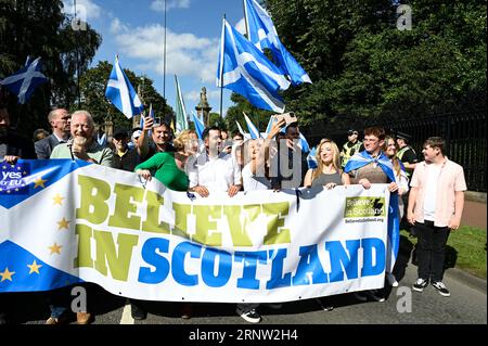 Edinburgh, Schottland, Großbritannien. September 2023. März und Rallye für ein unabhängiges Schottland in der EU, ein marsch die Royal Mile hinunter zum schottischen parlament in Holyrood, gefolgt von einer Rallye mit Gastrednern. Humza Yousaf, erster Minister Schottlands, vor dem Palace of Holyrood House an der Spitze des marsches. Mit Lorna Slater MSP, Gordon MacIntyre-Kemp, Kelly Give und Iona Fife. Quelle: Craig Brown/Alamy Live News Stockfoto