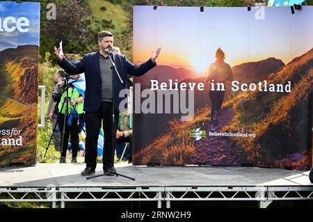 Edinburgh, Schottland, Großbritannien. September 2023. März und Rallye für ein unabhängiges Schottland in der EU, ein marsch die Royal Mile hinunter zum schottischen parlament in Holyrood, gefolgt von einer Rallye mit Gastrednern. Jamie Hepburn MSP, Minister für Unabhängigkeit, spricht vor der Menge. Quelle: Craig Brown/Alamy Live News Stockfoto