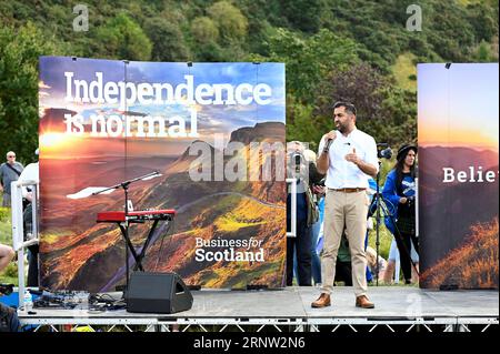 Edinburgh, Schottland, Großbritannien. September 2023. März und Rallye für ein unabhängiges Schottland in der EU, ein marsch die Royal Mile hinunter zum schottischen parlament in Holyrood, gefolgt von einer Rallye mit Gastrednern. Humza Yousaf, erster Minister Schottlands, spricht vor der Menge. Quelle: Craig Brown/Alamy Live News Stockfoto