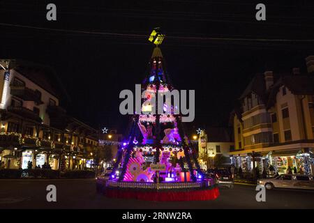 (171201) -- GRAMADO (BRASILIEN), 1. Dezember 2017 -- Foto aufgenommen am 30. November 2017 zeigt einen beleuchteten Weihnachtsbaum während der Gramado Natal Luz (Weihnachtsbeleuchtung in Englisch) Veranstaltung 2017/2018 in Gramado, dem Bundesstaat Rio Grande do Sul, Brasilien, am 30. November 2017. Die 2017/2018 Gramado Natal Luz startete am 26. Oktober 2017 und wird am 14. Januar 2018 dauern. )(yk) BRASILIEN-GRAMADO-CHRISTMAS LIGHTS LixMing PUBLICATIONxNOTxINxCHN Stockfoto