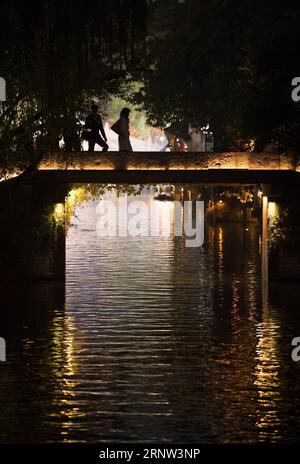 (171202) -- WUZHEN, 2. Dezember 2017 -- Menschen gehen auf einer Steinbrücke in Wuzhen, Ostchinesische Provinz Zhejiang, 2. Dezember 2017. Die vierte Internet-Weltkonferenz (WIC) findet vom 3. Bis 5. Dezember in der Flussstadt Wuzhen statt. ) (Xzy) CHINA-WUZHEN-WORLD INTERNET CONFERENCE (CN) WengxXinyang PUBLICATIONxNOTxINxCHN Stockfoto