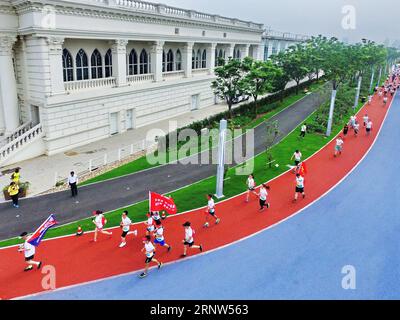 (171204) -- PEKING, 4. Dezember 2017 -- Menschen nehmen an einer Fitnessaktivität auf einem Pfad entlang des Huangpu Flusses in Shanghai, Ostchina, 1. Juli 2017 Teil. Verschiedene Teile des öffentlichen Raums entlang des Huangpu-Flusses, der insgesamt 45 Kilometer umfasst, sollen bis Ende dieses Jahres miteinander verbunden sein. Der 19. Nationale Kongress der Kommunistischen Partei Chinas, der im Oktober 2017 in Peking, der Hauptstadt Chinas, stattfand, läutete eine neue Ära des Sozialismus mit chinesischen Merkmalen ein. (Ry) CHINA-SOCIALIST SYSTEM-NEW ERA (CN) CaixYaofang PUBLICATIONxNOTxINxCHN Stockfoto