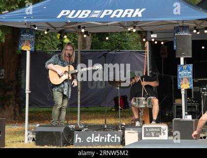 London, Vereinigtes Königreich. September 2023. Das junge Fold-Duo H. Eldritch spielt live beim Pub in the Park Festival in Chiswick, West London. Cristina Massei/Alamy Live News Stockfoto