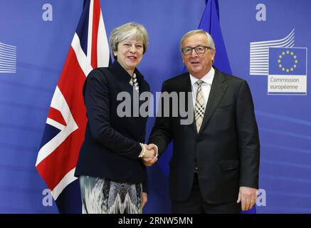 (171204) -- BRÜSSEL, 4. Dezember 2017 -- der Präsident der Europäischen Kommission Jean-Claude Juncker (R) begrüßt die britische Premierministerin Theresa May vor einem Brexit-Verhandlungsgespräch am 4. Dezember 2017 in der EU-Zentrale in Brüssel, Belgien. ) (swt) BELGIUM-BRUSSELS-BREXIT-JUNCKER-MAY YexPingfan PUBLICATIONxNOTxINxCHN Stockfoto