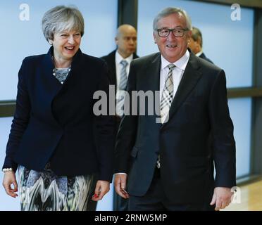 (171204) -- BRÜSSEL, 4. Dezember 2017 -- der Präsident der Europäischen Kommission Jean-Claude Juncker (R) begrüßt die britische Premierministerin Theresa May vor einem Brexit-Verhandlungsgespräch am 4. Dezember 2017 in der EU-Zentrale in Brüssel, Belgien. ) (swt) BELGIUM-BRUSSELS-BREXIT-JUNCKER-MAY YexPingfan PUBLICATIONxNOTxINxCHN Stockfoto