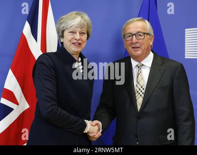 (171204) -- BRÜSSEL, 4. Dezember 2017 -- der Präsident der Europäischen Kommission Jean-Claude Juncker (R) begrüßt die britische Premierministerin Theresa May vor einem Brexit-Verhandlungsgespräch am 4. Dezember 2017 in der EU-Zentrale in Brüssel, Belgien. ) (swt) BELGIUM-BRUSSELS-BREXIT-JUNCKER-MAY YexPingfan PUBLICATIONxNOTxINxCHN Stockfoto