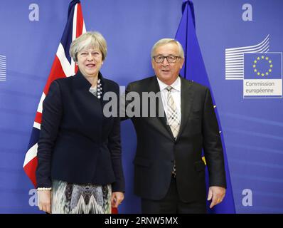 (171204) -- BRÜSSEL, 4. Dezember 2017 -- der Präsident der Europäischen Kommission Jean-Claude Juncker (R) begrüßt die britische Premierministerin Theresa May vor einem Brexit-Verhandlungsgespräch am 4. Dezember 2017 in der EU-Zentrale in Brüssel, Belgien. ) (swt) BELGIUM-BRUSSELS-BREXIT-JUNCKER-MAY YexPingfan PUBLICATIONxNOTxINxCHN Stockfoto