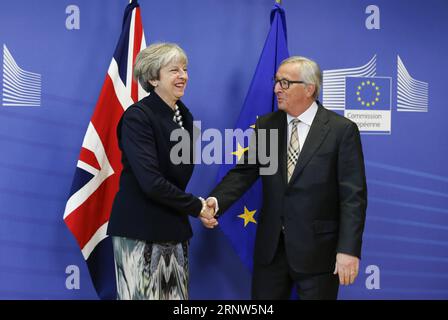 (171204) -- BRÜSSEL, 4. Dezember 2017 -- der Präsident der Europäischen Kommission Jean-Claude Juncker (R) begrüßt die britische Premierministerin Theresa May vor einem Brexit-Verhandlungsgespräch am 4. Dezember 2017 in der EU-Zentrale in Brüssel, Belgien. ) (swt) BELGIUM-BRUSSELS-BREXIT-JUNCKER-MAY YexPingfan PUBLICATIONxNOTxINxCHN Stockfoto