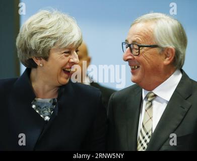 (171204) -- BRÜSSEL, 4. Dezember 2017 -- der Präsident der Europäischen Kommission Jean-Claude Juncker (R) begrüßt die britische Premierministerin Theresa May vor einem Brexit-Verhandlungsgespräch am 4. Dezember 2017 in der EU-Zentrale in Brüssel, Belgien. ) (swt) BELGIUM-BRUSSELS-BREXIT-JUNCKER-MAY YexPingfan PUBLICATIONxNOTxINxCHN Stockfoto