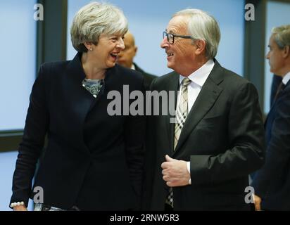 (171204) -- BRÜSSEL, 4. Dezember 2017 -- der Präsident der Europäischen Kommission Jean-Claude Juncker (R) begrüßt die britische Premierministerin Theresa May vor einem Brexit-Verhandlungsgespräch am 4. Dezember 2017 in der EU-Zentrale in Brüssel, Belgien. ) (swt) BELGIUM-BRUSSELS-BREXIT-JUNCKER-MAY YexPingfan PUBLICATIONxNOTxINxCHN Stockfoto