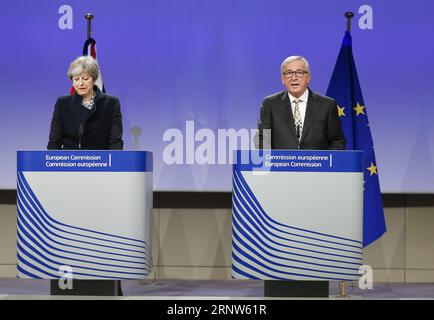 (171204) -- BRÜSSEL, 4. Dezember 2017 -- die britische Premierministerin Theresa May (L) und der Präsident der Europäischen Kommission Jean-Claude Juncker nehmen nach ihrem Brexit-Treffen am 4. Dezember 2017 am EU-Hauptsitz in Brüssel, Belgien, an einer Pressekonferenz Teil. Trotz kontinuierlicher Bemühungen und wachsender Gemeinsamkeiten zwischen Großbritannien und der Europäischen Union war es nicht möglich, am Montag eine vollständige Einigung zu erzielen, sagte Jean-Claude Juncker in einer hastig organisierten Pressekonferenz mit der britischen Premierministerin Theresa May. BELGIEN-BRÜSSEL-BREXIT-JUNCKER-MAY YexPingfan PUBLICATIONxNOTxINxCHN Stockfoto