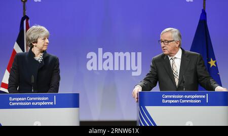 (171204) -- BRÜSSEL, 4. Dezember 2017 -- die britische Premierministerin Theresa May (L) und der Präsident der Europäischen Kommission Jean-Claude Juncker nehmen nach ihrem Brexit-Treffen am 4. Dezember 2017 am EU-Hauptsitz in Brüssel, Belgien, an einer Pressekonferenz Teil. Trotz kontinuierlicher Bemühungen und wachsender Gemeinsamkeiten zwischen Großbritannien und der Europäischen Union war es nicht möglich, am Montag eine vollständige Einigung zu erzielen, sagte Jean-Claude Juncker in einer hastig organisierten Pressekonferenz mit der britischen Premierministerin Theresa May. BELGIEN-BRÜSSEL-BREXIT-JUNCKER-MAY YexPingfan PUBLICATIONxNOTxINxCHN Stockfoto