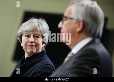 Bilder des Tages (171204) -- BRÜSSEL, 4. Dezember 2017 -- die britische Premierministerin Theresa May (L) und der Präsident der Europäischen Kommission Jean-Claude Juncker nehmen nach ihrem Brexit-Treffen am 4. Dezember 2017 am EU-Hauptsitz in Brüssel, Belgien, an einer Pressekonferenz Teil. Trotz kontinuierlicher Bemühungen und wachsender Gemeinsamkeiten zwischen Großbritannien und der Europäischen Union war es nicht möglich, am Montag eine vollständige Einigung zu erzielen, sagte Jean-Claude Juncker in einer hastig organisierten Pressekonferenz mit der britischen Premierministerin Theresa May. BELGIEN-BRÜSSEL-BREXIT-JUNCKER-MAY YexPingfan PUBLICATIONxNOTxINxCHN Stockfoto