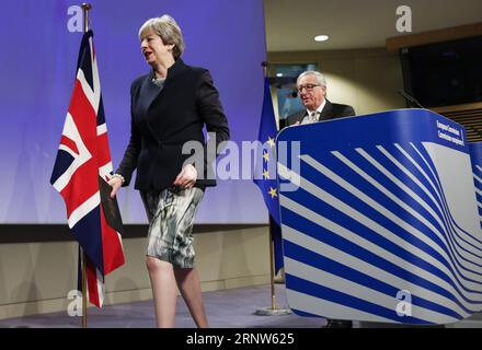 (171204) -- BRÜSSEL, 4. Dezember 2017 -- die britische Premierministerin Theresa May (L) und der Präsident der Europäischen Kommission Jean-Claude Juncker verlassen nach ihrem Brexit-Treffen am 4. Dezember 2017 in Brüssel, Belgien, eine Pressekonferenz. Trotz kontinuierlicher Bemühungen und wachsender Gemeinsamkeiten zwischen Großbritannien und der Europäischen Union war es nicht möglich, am Montag eine vollständige Einigung zu erzielen, sagte Jean-Claude Juncker in einer hastig organisierten Pressekonferenz mit der britischen Premierministerin Theresa May. BELGIEN-BRÜSSEL-BREXIT-JUNCKER-MAY YexPingfan PUBLICATIONxNOTxINxCHN Stockfoto