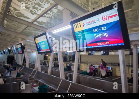 (171205) -- BALI, 5. Dez. 2017 -- Foto vom 3. Dez. 2017 zeigt das elektrische Board von China Eastern Airlines am Ngurah Rai International Airport in Bali, Indonesien. Die Auswirkungen der eskalierenden vulkanischen Aktivitäten des Mount Agung auf der indonesischen Bali-Insel haben die Menschen, die ihren Lebensunterhalt mit dem Tourismusgeschäft in Amed verdienen, einem Küstengebiet im Osten Balis, das für seine schönen Strände, Surf- und Tauchplätze bekannt ist, stark getroffen. ) (Zxj) INDONESIEN-BALI-TOURISMUS DuxYu PUBLICATIONxNOTxINxCHN Stockfoto