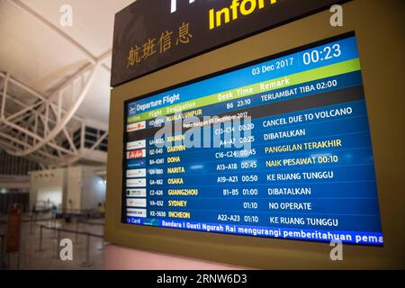 (171205) -- BALI, 5. Dez. 2017 -- Foto vom 3. Dez. 2017 zeigt das elektrische Brett des Ngurah Rai International Airport in Bali, Indonesien. Die Auswirkungen der eskalierenden vulkanischen Aktivitäten des Mount Agung auf der indonesischen Bali-Insel haben die Menschen, die ihren Lebensunterhalt mit dem Tourismusgeschäft in Amed verdienen, einem Küstengebiet im Osten Balis, das für seine schönen Strände, Surf- und Tauchplätze bekannt ist, stark getroffen. ) (Zxj) INDONESIEN-BALI-TOURISMUS DuxYu PUBLICATIONxNOTxINxCHN Stockfoto