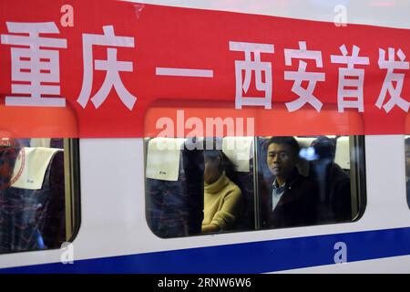 (171206) -- CHONGQING, 6. Dezember 2017 -- Passagiere sitzen in einem Hochgeschwindigkeitszug nach Xi an, der Hauptstadt der nordwestchinesischen Provinz Shaanxi, am Chongqingbei Bahnhof in der südwestchinesischen Gemeinde Chongqing, 6. Dezember 2017. Die Hochgeschwindigkeitszüge zwischen Xi an und Chongqing nahmen am Mittwoch ihren Betrieb auf und verkürzten die Fahrzeit zwischen den beiden Städten von 9,5 auf nur 5,5 Stunden. Die neue Strecke umfasst einen neuen Abschnitt der Hochgeschwindigkeitsstrecke zwischen Xi an und Chengdu, der Hauptstadt der südwestchinesischen Provinz Sichuan, die ebenfalls am Mittwoch ihren Betrieb aufnahm. (RY) CHINA-CHONGQING-XI AN-HIGH-SPEED Stockfoto