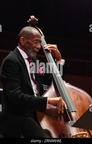 31. August 2023, Chicago, IL, USA: Chicago genießt vier Tage Jazz an diesem Labor Day Wochenende - 31. August - 3. September Live-Musik wird im Cultural Center und auf mehreren Bühnen im Millennium Park gezeigt. ABGEBILDET; RON CARTER (Bild: © Karen I. Hirsch/ZUMA Press Wire) NUR REDAKTIONELLE VERWENDUNG! Nicht für kommerzielle ZWECKE! Stockfoto