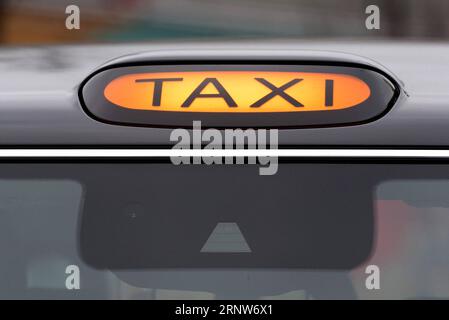 (171206) -- LONDON, 6. Dezember 2017 -- Foto vom 5. Dezember 2017 zeigt ein beleuchtetes Taxi-Schild des neuen elektrischen TX eCity-Taxis in London, Großbritannien. London hat am Dienstag die neuen elektrisch betriebenen schwarzen Fahrerhäuser eingeführt. ) (yy) BRITISH-LONDON-ELECTRIC BLACK TAXI-LAUNCH RayxTang PUBLICATIONxNOTxINxCHN Stockfoto