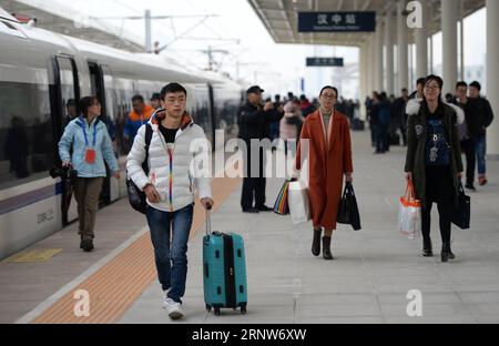 (171206) -- XI AN, 6. Dezember 2017 -- Passagiere gehen auf dem Bahnsteig, nachdem der Hochgeschwindigkeitszug D4251 von Xi an nach Chengdu am Hanzhong Bahnhof in Hanzhong City, Provinz Shaanxi im Nordwesten Chinas, am 6. Dezember 2017 ankommt. Die Hochgeschwindigkeitsstrecke zwischen Xi an, der Hauptstadt von Shaanxi, und Chengdu, der Hauptstadt der südwestchinesischen Provinz Sichuan, wurde am Mittwoch in Betrieb genommen, wodurch die Reisezeit zwischen den beiden Städten von etwa 11 Stunden auf nur 4 Stunden verkürzt wurde. Die 658 Kilometer lange neue Strecke ist Chinas erste Eisenbahnstrecke, die durch die Qinling Mountains führt, die natürliche Grenze zwischen Nord und Süd Stockfoto