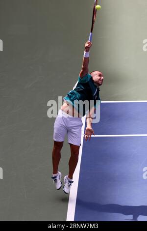 New York, USA. August 2023. New York, USA - 2. September: Dan Evans aus Großbritannien, der Carlos Alcaraz aus Spanien während des „on Day 6 of the US Open“ im USTA Billie Jean King National Tennis Center am 2. September 2023 in New York, USA, diente. Adam Stoltman/Alamy Live News Stockfoto